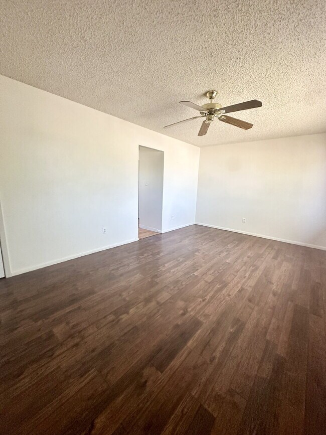 Foto del edificio - Charming 3-Bedroom Home with Spacious Yard!