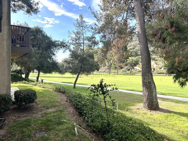 Foto del edificio - ***Upgraded 1 bed / 1 bath Condo on the Golf-Course - For Lease!