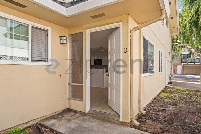 Building Photo - Unit 3