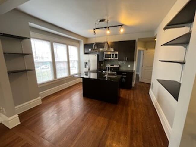 Building Photo - 3 bedroom 1.5 bath one block from Franklin Conservatory