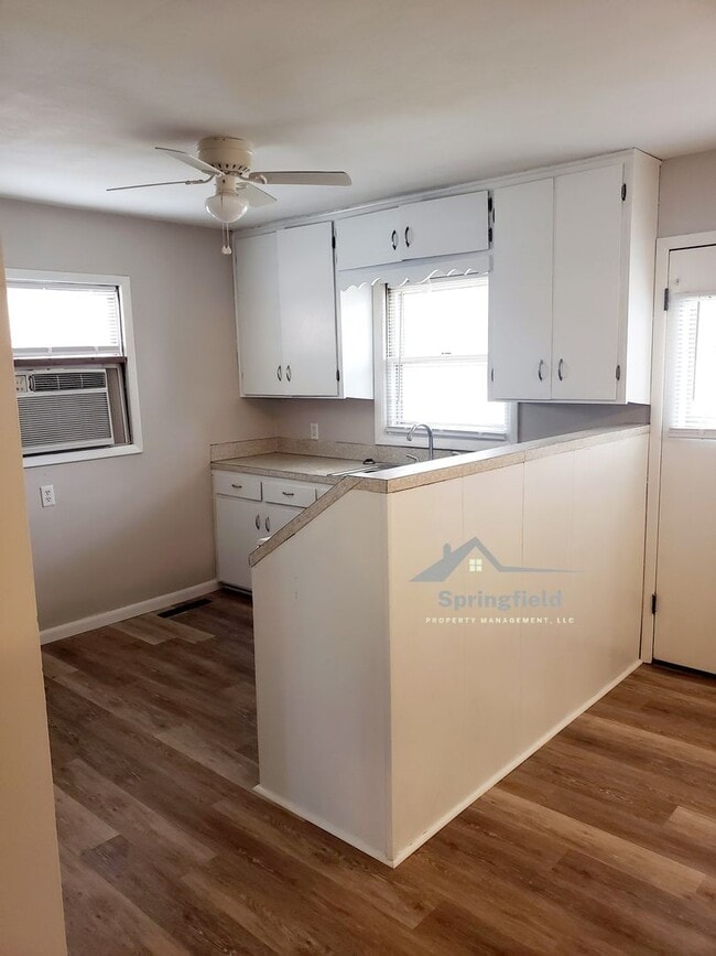 Building Photo - Cute Bunglo Style,  2 Bed Rooms, 1 Bath, 1 Car Garage w/ Opener