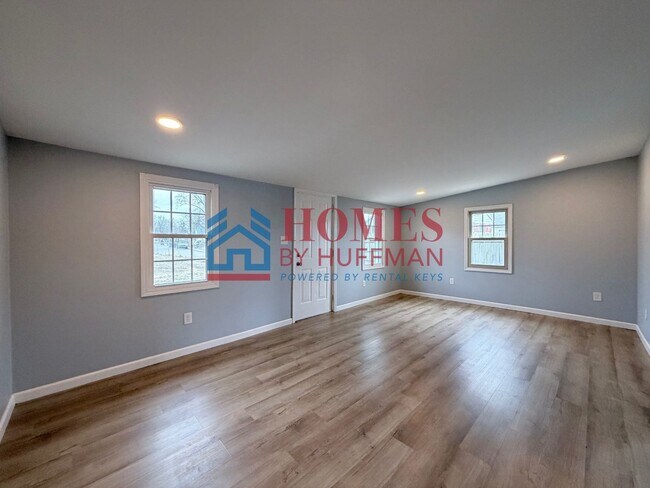 Foto del edificio - Three Bedroom House | Now Available