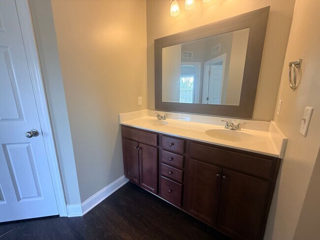 Foto del edificio - 526 Dennis Way