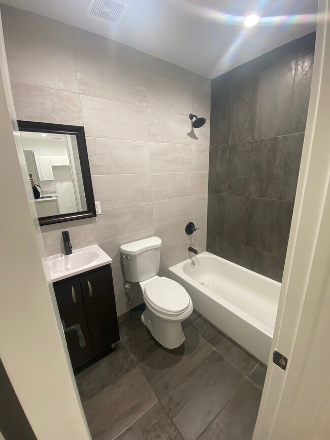 Foto del edificio - 796 McDonald Ave