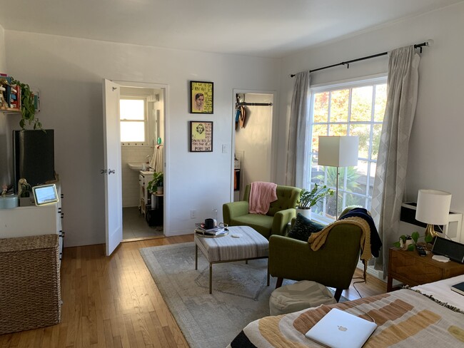 Create your own space in this beautiful light-filled studio. Original 1930s hardwood floors and wood - 1607 Talmadge St