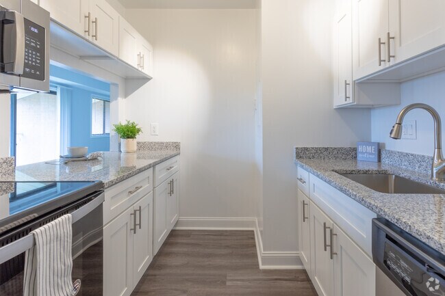 3HAB, 2BA - 1,343 ft² - Gainsborough Court Apartments