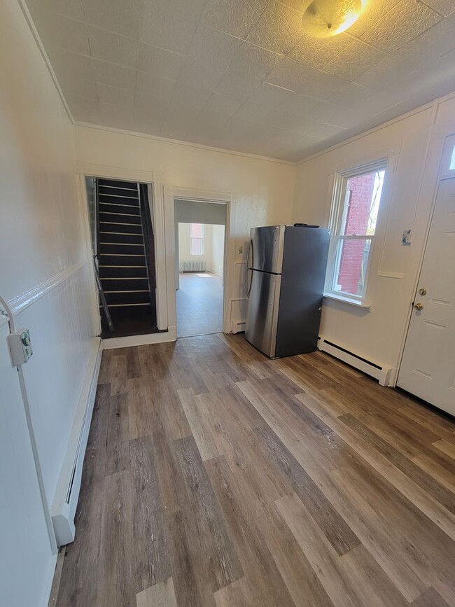 Building Photo - 4 Bedroom Home in Lancaster City