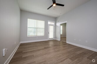 2BR, 2BA - 951SF - Living Room - Bend on Bluebonnet