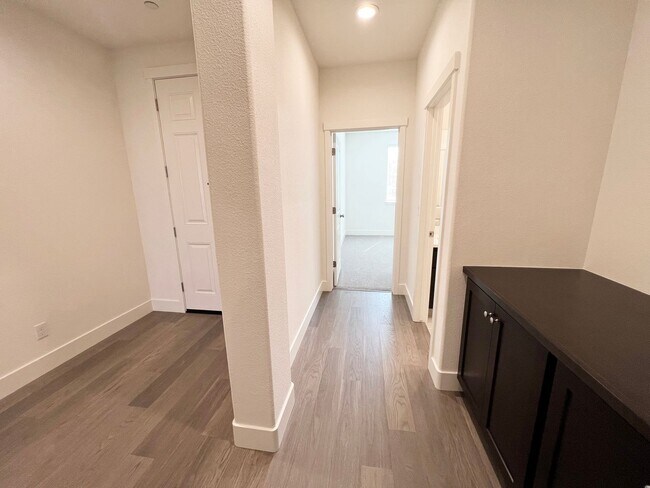 Foto del edificio - Well maintained 4-bedroom, 2-bathroom home...