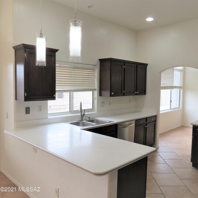 Building Photo - 6690 N Shadow Run Dr
