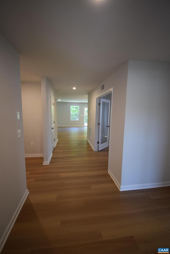 Foto del edificio - 335 Horse Path Dr