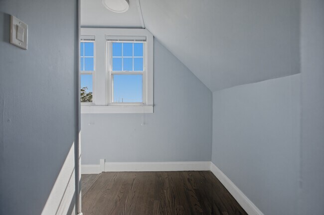 Foto del edificio - 2430 N Normandy Ave