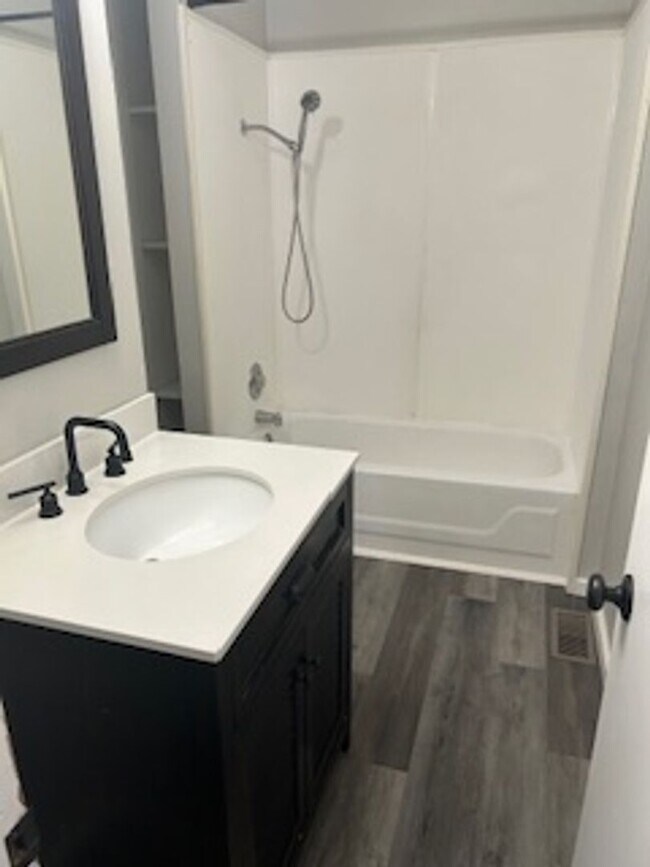 Foto del edificio - 3 bed 1 bath Fenced in House
