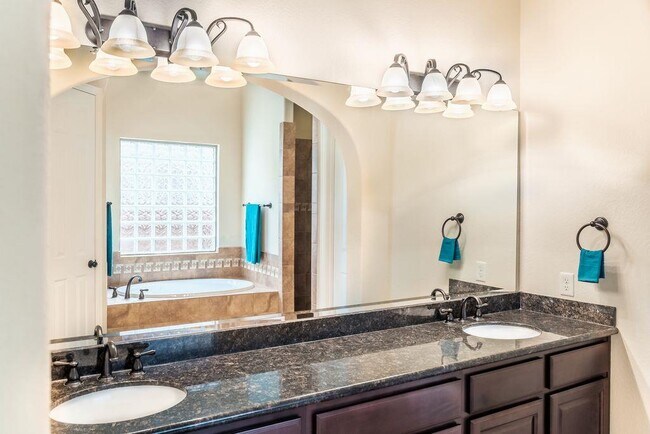 Foto del edificio - 14430 Daly Dr