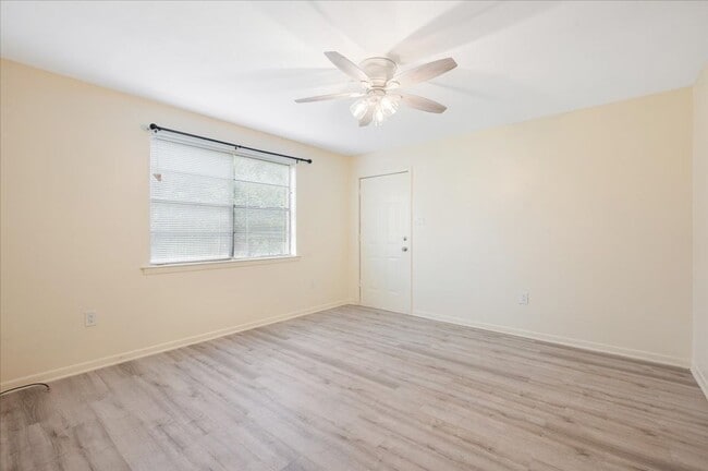 Building Photo - 2-Bedroom Apartment in Convenient Savannah...