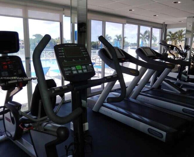 Foto del edificio - 5750 Collins Ave