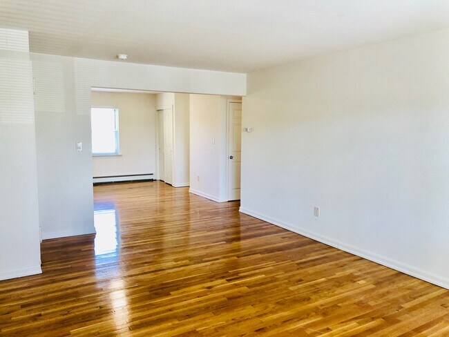 Building Photo - 12 Soundview Ln