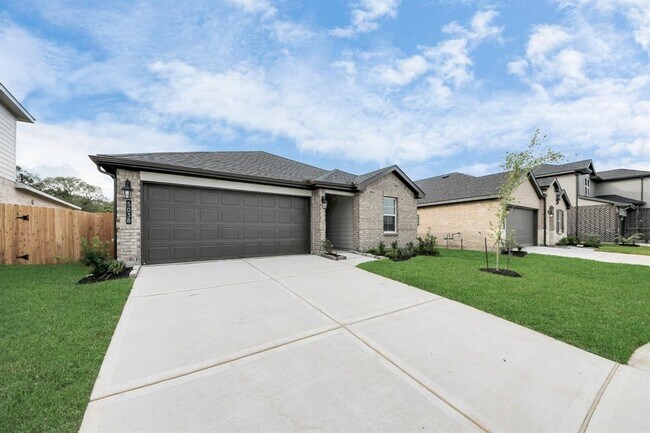 Building Photo - 5038 Balcolm Dr