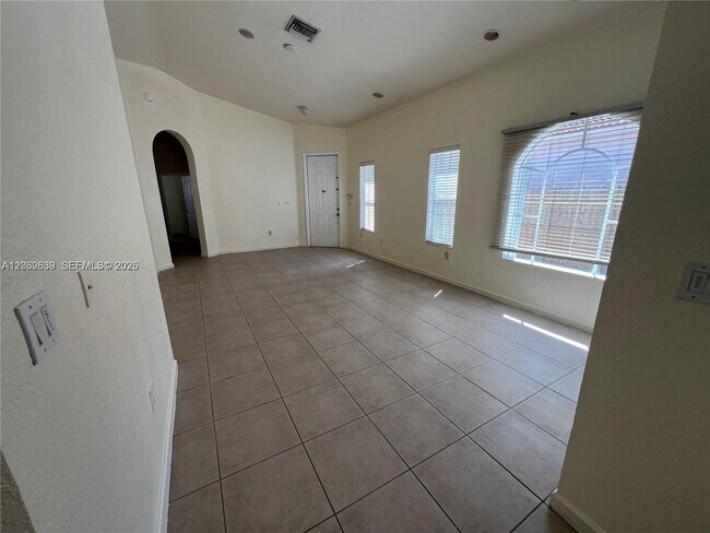 Foto del edificio - 2240 Portofino Ave