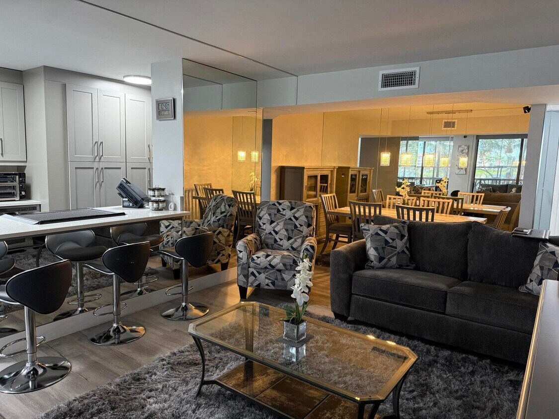 Foto principal - 3400 Blue Lake Dr