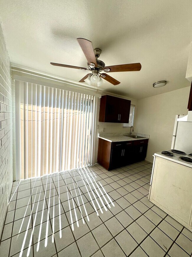 Building Photo - Central Two Bedroom 1 Bath