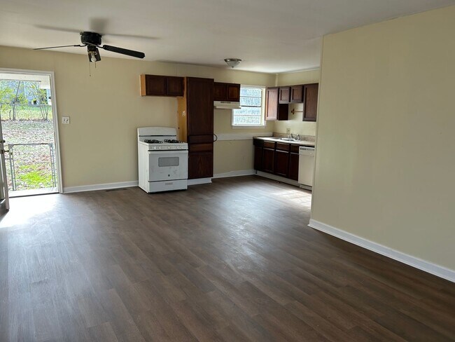 Building Photo - Central air and Heat