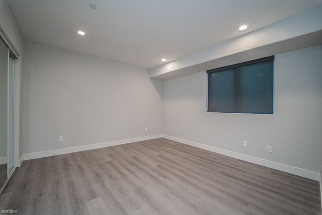 Foto del edificio - 4 br, 4.5 bath Duplex - 2115 Holly Drive 2117