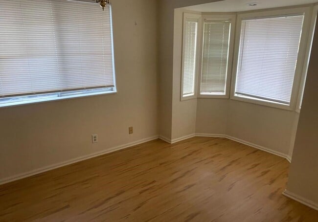 Building Photo - Smithoak Duplex