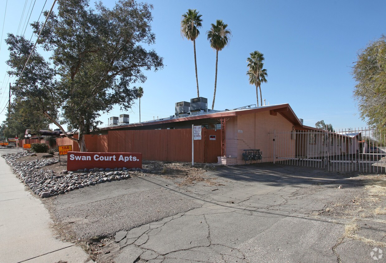 Building Photo - Swan Court Apartments