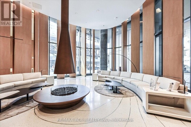 Photo du bâtiment - 11 Wellesley St W