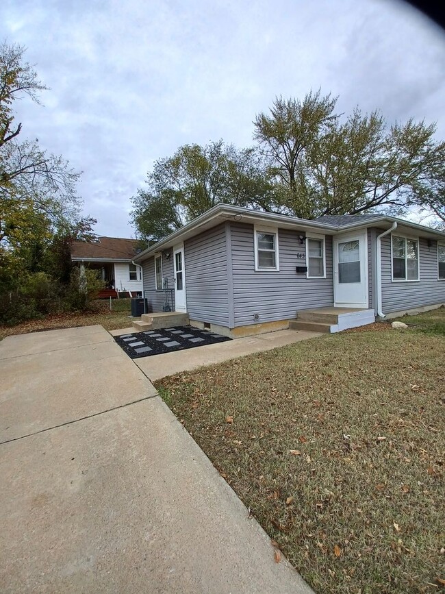 Building Photo - 643 SW Oakley Ave