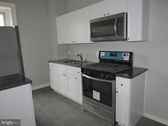 Foto del edificio - 5045 Pulaski Ave
