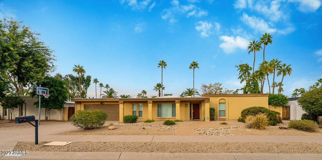 Foto principal - 3740 E Desert Cove Ave