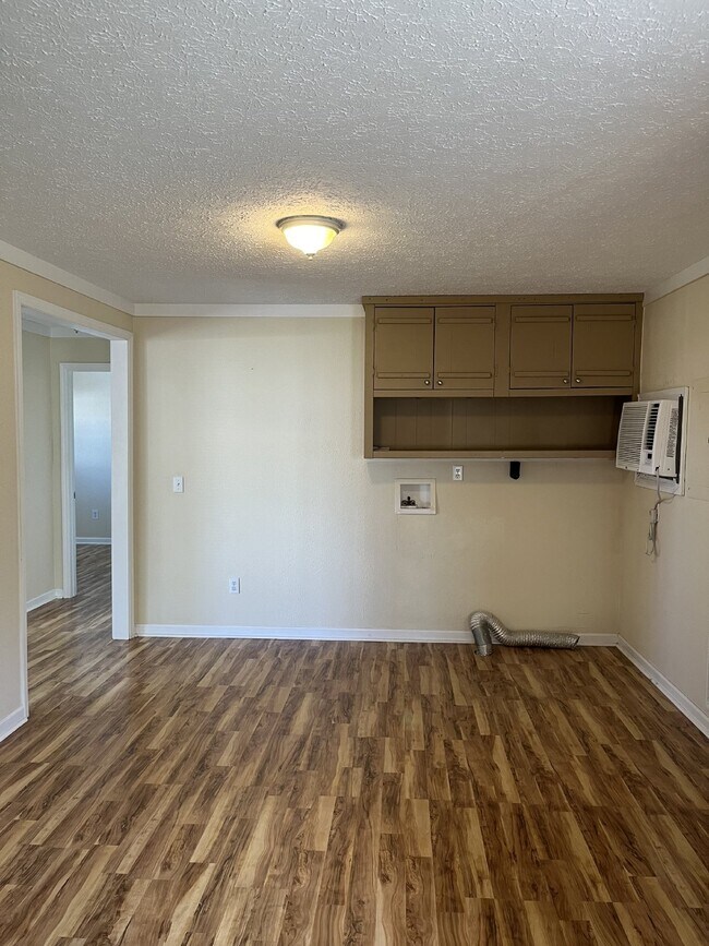 Building Photo - "Cozy 840 Sq Ft Duplex Retreat in Scenic F...
