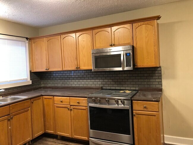 Building Photo - 422 Raintree Dr