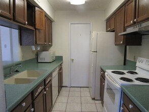 Building Photo - 17401 Red Oak Dr