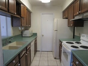 Building Photo - 17401 Red Oak Dr