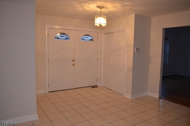 Building Photo - 16 Colonial Ct