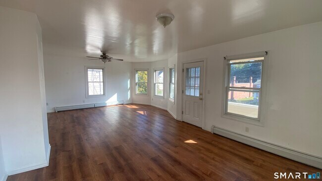 Foto del edificio - 327 Riverside Ave