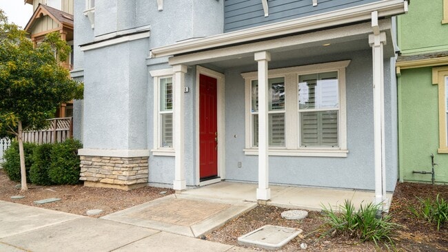 Building Photo - MODERN AND CONVENIENT 3 BR/2.5 BA LIVING I...