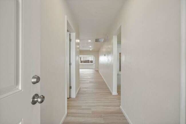 Foto del edificio - Beautiful Remodeled 3 Bedroom Duplex