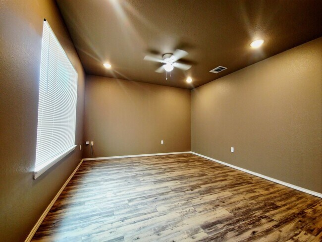Foto del edificio - Cozy 3 Bed 2 Bath With A Huge Fenced Backyard