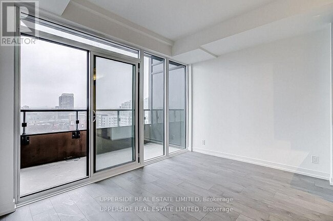 Building Photo - 270-270 Dufferin St