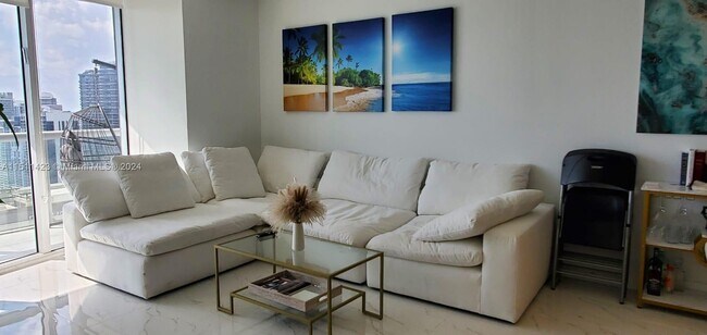 Building Photo - 495 Brickell Ave