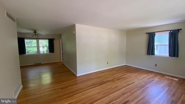 Building Photo - 511 Lisa Ave