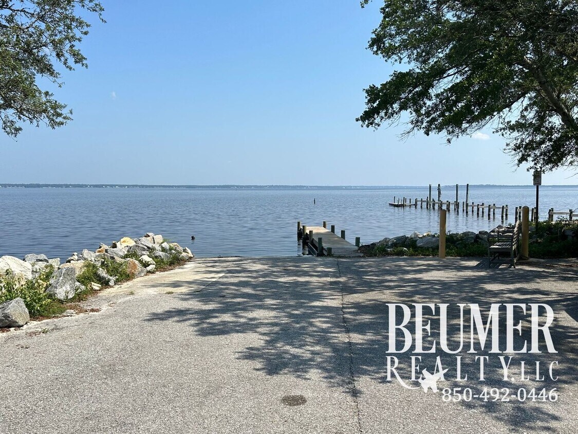 Primary Photo - 2br 1.5 bath Townhome Located Close to Water