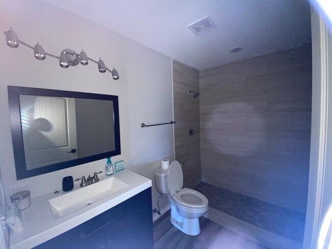 Baño 2 - 714 Ross Ave