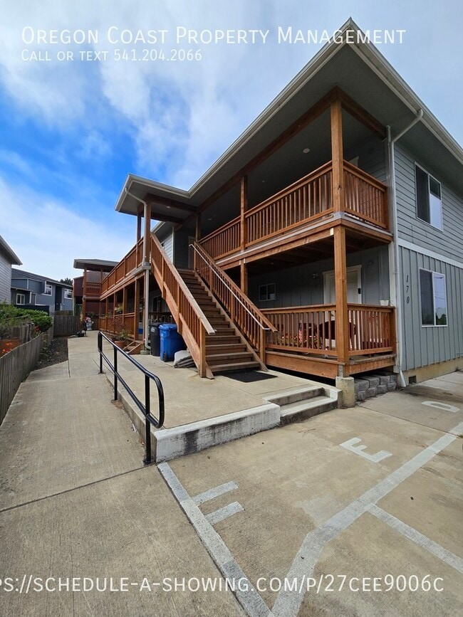 Building Photo - 170 SW Strawberry Ln