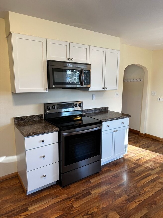 Building Photo - 3BR Single Family Home Available NOW on Eau Claire's Northside!