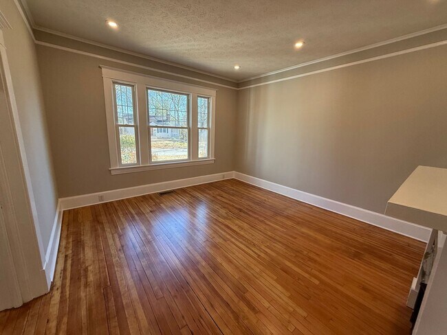 Foto del edificio - 4 Bedroom Fully Remodeled House Located in Five Points!